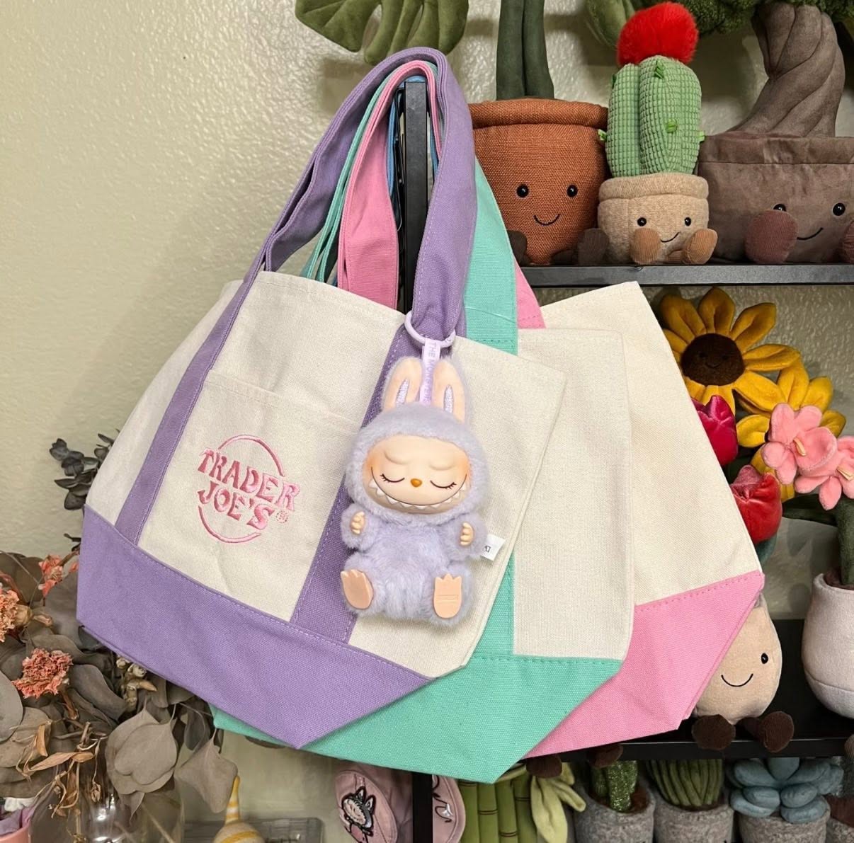 每次開賣必排隊瘋搶！美國 Trader Joe's 春日馬卡龍色系 Mini 帆布包